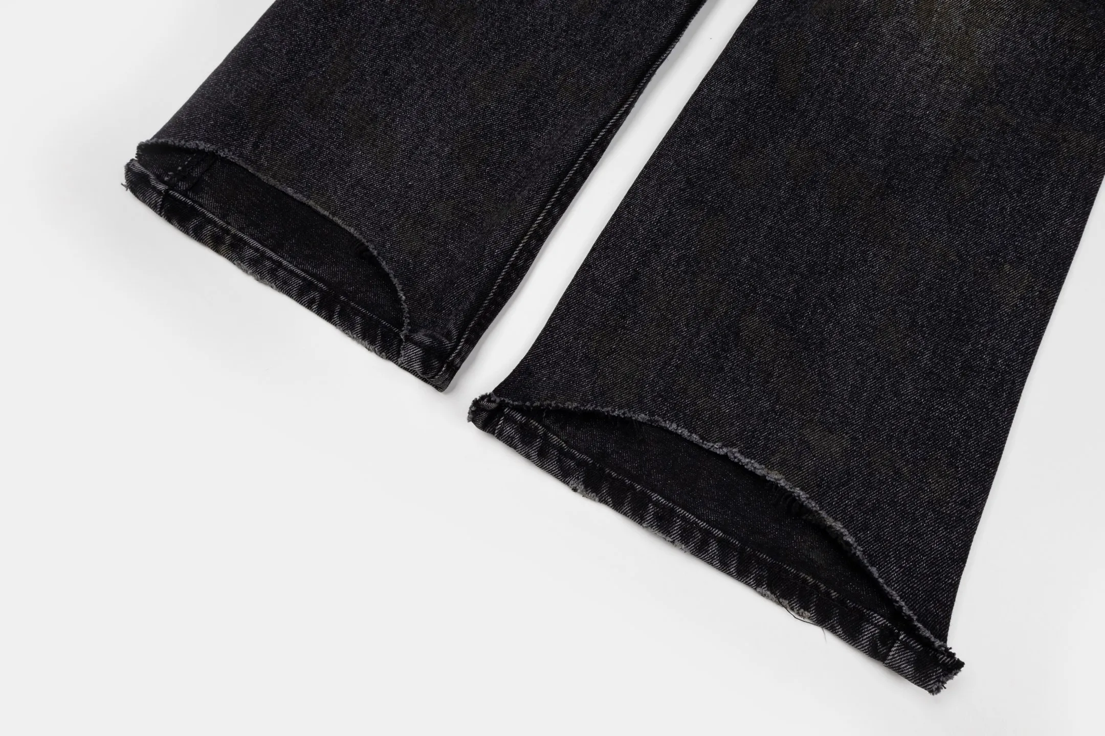 The top version of ENFANTS RICCHES DEPRIMES patchwork embroidered jeans. The Brown suede splicing design really impresses me. It is not a basic style that is worn on the street. It comes with a retro filter, so you are not afraid of clashing when walking on the street. The distressed washed blue is super textured, soft and does not rub the legs, and it is comfortable to wear~ The straight-cut version really hides the flesh! My thick legs and uneven legs are all covered up for me, and they turn into cartoon legs in seconds 👖 Paired with a black sweatshirt + Canvas Shoes, the Korean street style is straight away, a lazy person can just go out with this outfit in early autumn, he is ridiculously handsome! Style number: # Size: 28 30 32 34 (S-XL) Color: Black